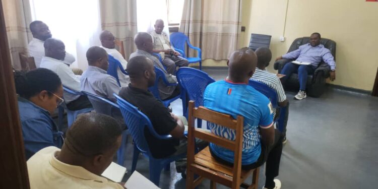 Bukavu: Le maire Nicolas Kyalangalilwa en réunion avec les acteurs impliqués dans l&rsquo;assainissement, pour une gestion efficace des déchets