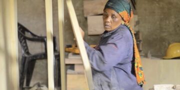 Bukavu: Avec une expérience de 32 ans de carrière dans la menuiserie, Chibalonza Marie Claire a su briser le stéréotype sur le métier reconnu aux hommes seulement