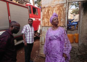 Bukavu : trois maisons et d’importants biens détruits par un incendie sur l’avenue du Lac, la population salue l’intervention de la bourgmestre Prisca Mweze pour limiter les dégâts