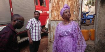 Bukavu : trois maisons et d’importants biens détruits par un incendie sur l’avenue du Lac, la population salue l’intervention de la bourgmestre Prisca Mweze pour limiter les dégâts