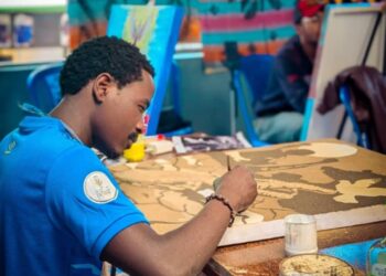 Sud kivu: Cikuru Cirimwami Patrick, un artiste visuel et recycleur qui sensibilise à la résilience et à la cohabitation pacifique à travers des dessins