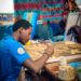 Sud kivu: Cikuru Cirimwami Patrick, un artiste visuel et recycleur qui sensibilise à la résilience et à la cohabitation pacifique à travers des dessins