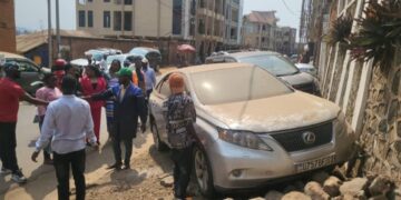 Bukavu: Pour dégager les artères principales, la mairie entame l&rsquo;opération d&rsquo;évacuation des épaves et véhicules abandonnés le long des routes
