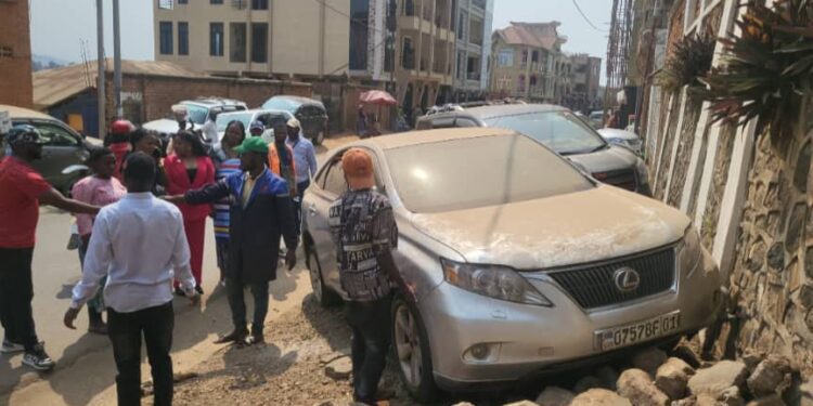 Bukavu: Pour dégager les artères principales, la mairie entame l&rsquo;opération d&rsquo;évacuation des épaves et véhicules abandonnés le long des routes